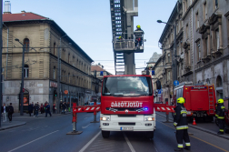 Harmadik emeleti párkányról mentettek kutyát a fővárosi tűzoltók