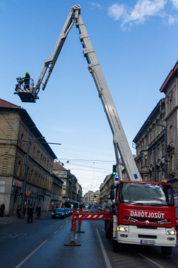 Harmadik emeleti párkányról mentettek kutyát a fővárosi tűzoltók