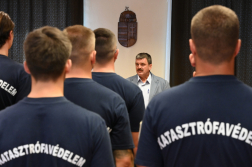 Tíz újonc tűzoltó kezdi meg szolgálatát a fővárosban