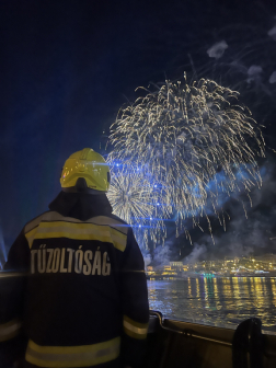 tűzoltó felügyeli a tűzijátékot