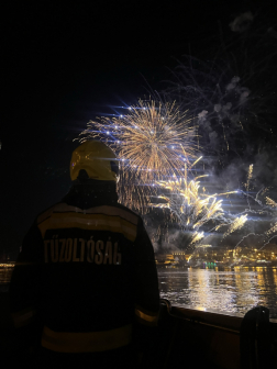 tűzoltó felügyeli a tűzijátékot