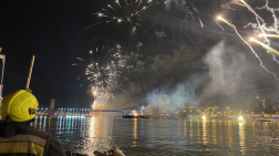 tűzoltó felügyeli a tűzijátékot