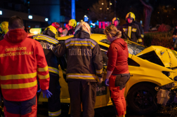 Villanyoszlopnak ütközött egy taxi