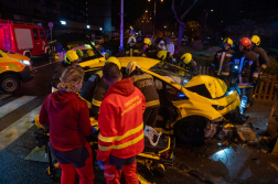 Villanyoszlopnak ütközött egy taxi