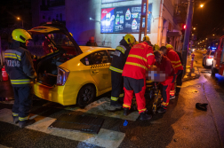 Villanyoszlopnak ütközött egy taxi