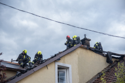tűzoltók dolgoznak a tetőn