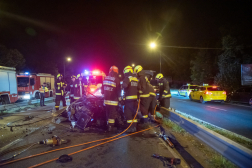 tűzoltók mentik a roncsból a sérültet
