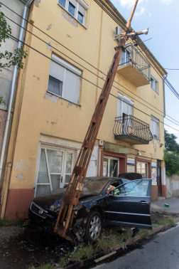 Fának és oszlopnak ütközött egy autó 2