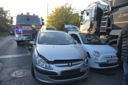 két összetört autó