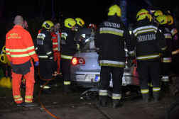 tűzoltók és mentők dolgoznak