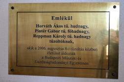 megemlékezés_a_2006_augusztus_8_án_BME_n_történt_tűzeset_3_hősi_halottjára