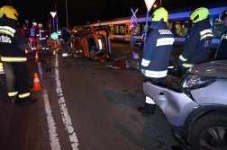 A karambol után a gépkocsi felborult.