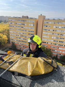 Alpintechnikával segítettek a tűzoltók