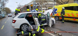 villamos és autó ütközése