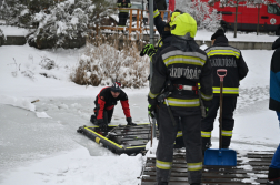 Jégről mentési bemutató a Naplás-tavon