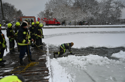 Jégről mentési bemutató a Naplás-tavon
