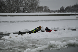Jégről mentési bemutató a Naplás-tavon