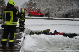 Jégről mentési bemutató a Naplás-tavon