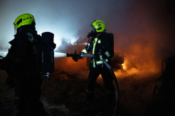 tűzoltók dolgoznak