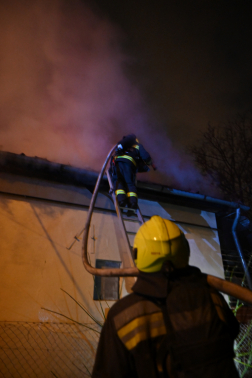 Kigyulladt egy családi ház tetőszerkezete a XVI. kerületben