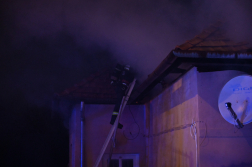 Kigyulladt egy családi ház tetőszerkezete a XVI. kerületben