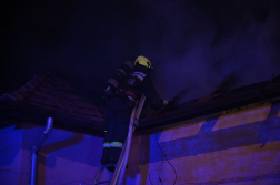 Kigyulladt egy családi ház tetőszerkezete a XVI. kerületben