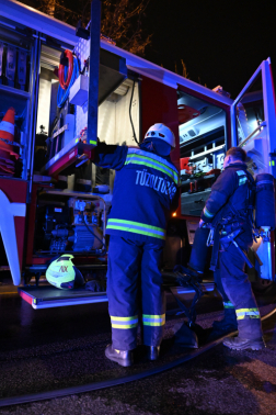 Kigyulladt egy családi ház tetőszerkezete a XVI. kerületben