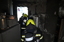 tűzoltók dolgoznak