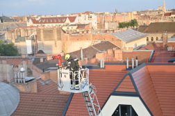 Tetőszerkezet és légtechnikai berendezés égett a VI. kerületben