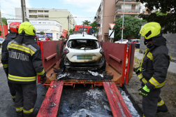 kiégett elektromos autót konténerbe helyezik