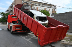 kiégett elektromos autót elszállítják