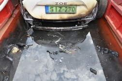 kiégett elektromos autót elszállítják