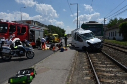 a hév és a kisteherautó roncsa