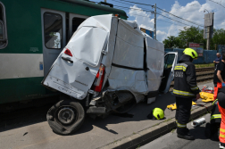 a hév és a kisteherautó roncsa