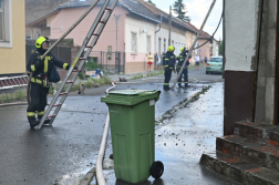 tűzoltók létrán dolgoznak