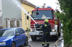 tűzoltók dolgoznak