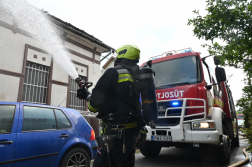 tűzoltók dolgoznak