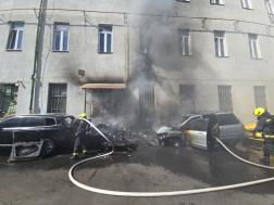 Kigyulladt két személyautó vasárnap a VIII. kerületben