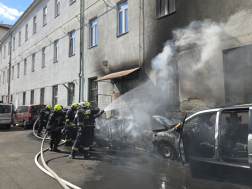 Kigyulladt két személyautó vasárnap a VIII. kerületben