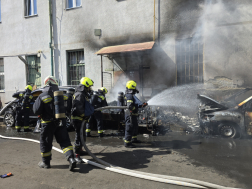 Kigyulladt két személyautó vasárnap a VIII. kerületben