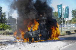 Teljes terjedelmében égett egy furgon Soroksáron