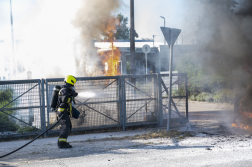 Teljes terjedelmében égett egy furgon Soroksáron