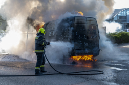 Teljes terjedelmében égett egy furgon Soroksáron