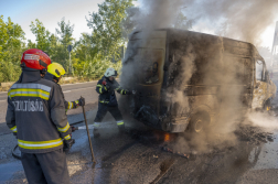 Teljes terjedelmében égett egy furgon Soroksáron