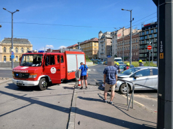 fecskendő és a sérült autók
