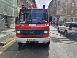 Kigyulladt egy szoba a főváros VII. kerületében