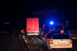 Szalagkorlátnak ütközött egy kamion az M0-son