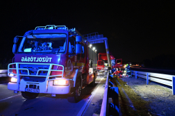 Szalagkorlátnak ütközött egy kamion az M0-son