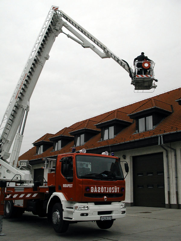 Bronto Skylift 42 méteres emelőkosaras jármű átadása 2002