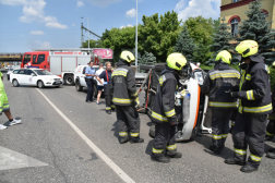 Műszaki mentést végeznek a tűzoltók.